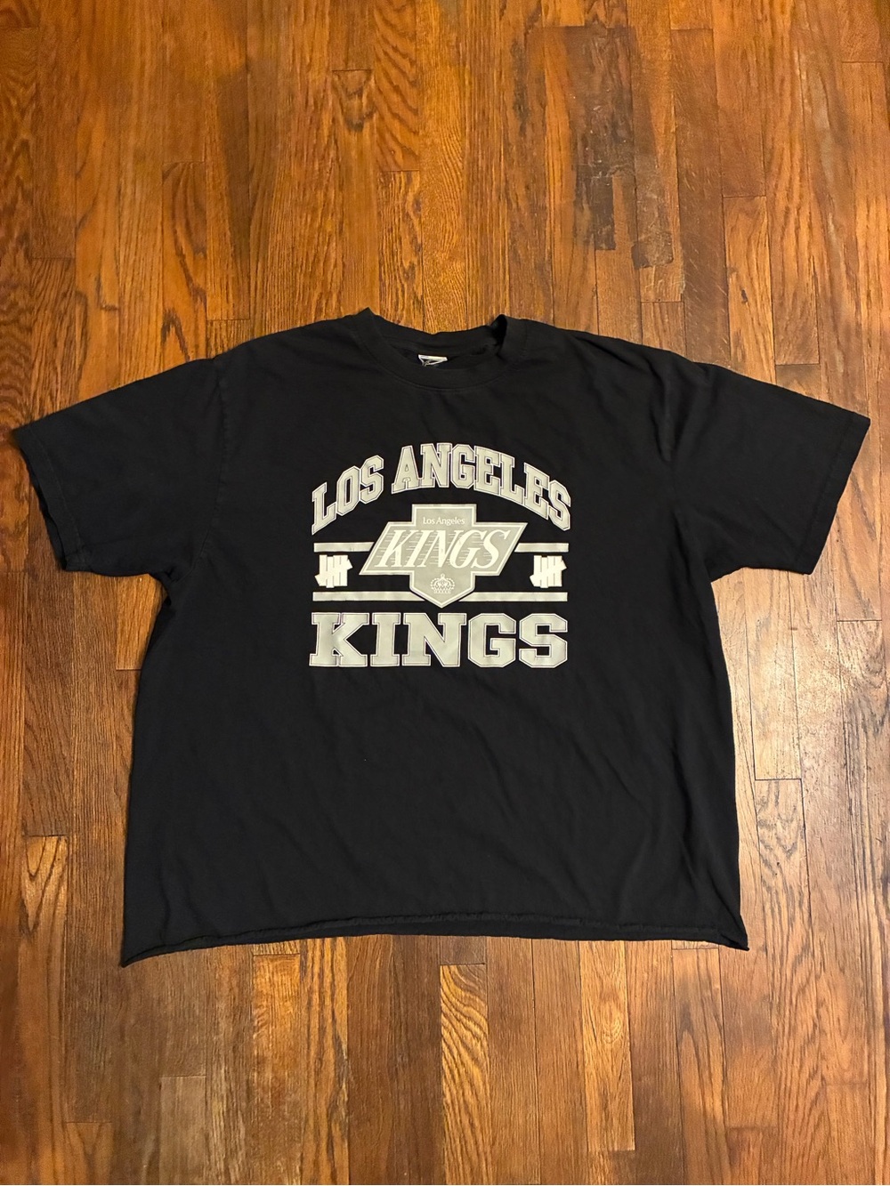 Undefeated x LA kings cropped tshirt size XL